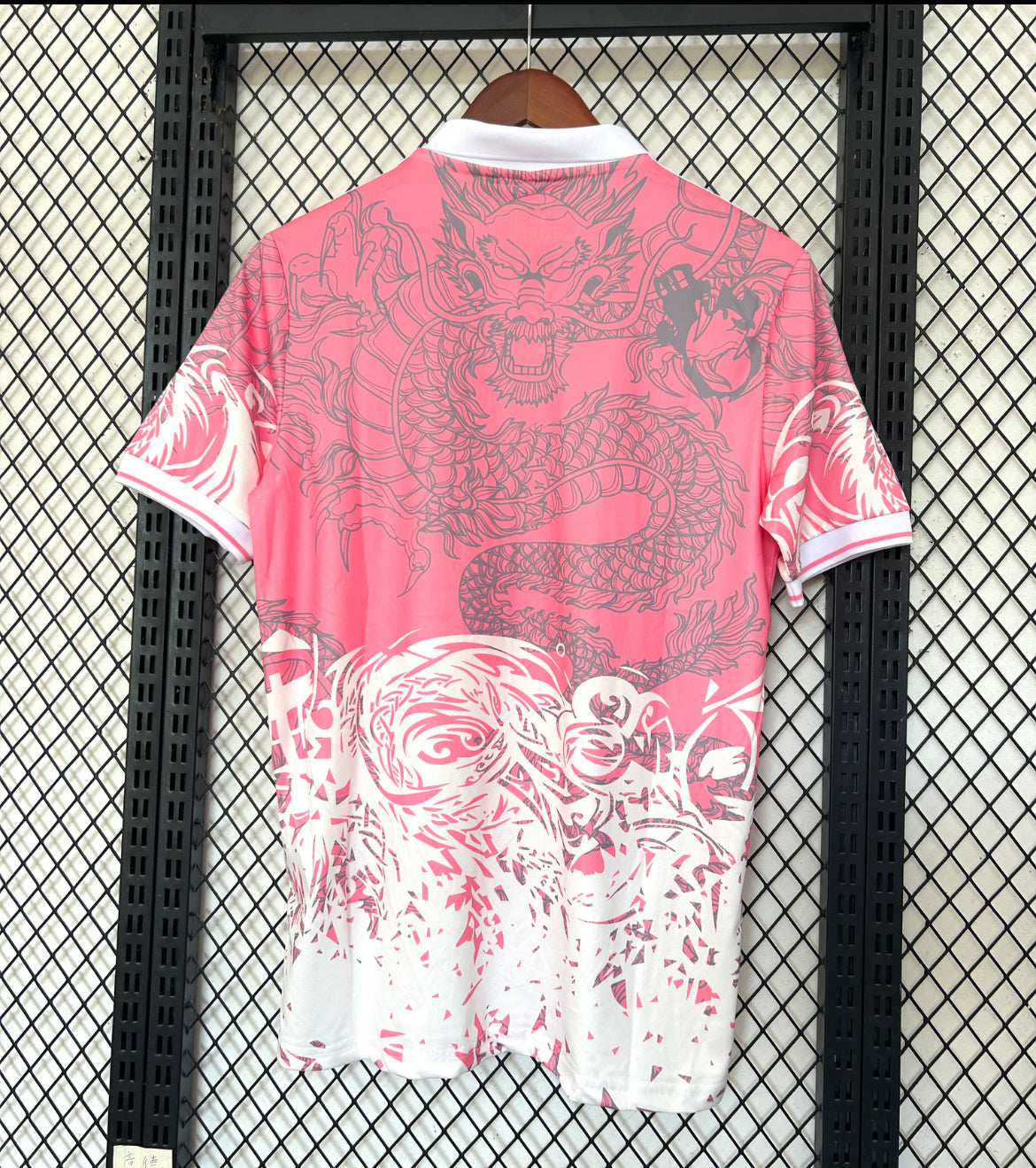 Maillot Real Madrid dragon rose 2025